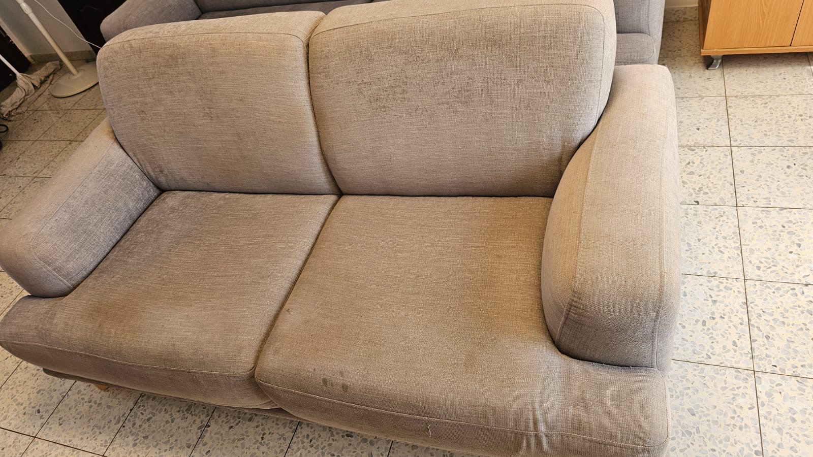 אחרי ניקוי ספה חומה