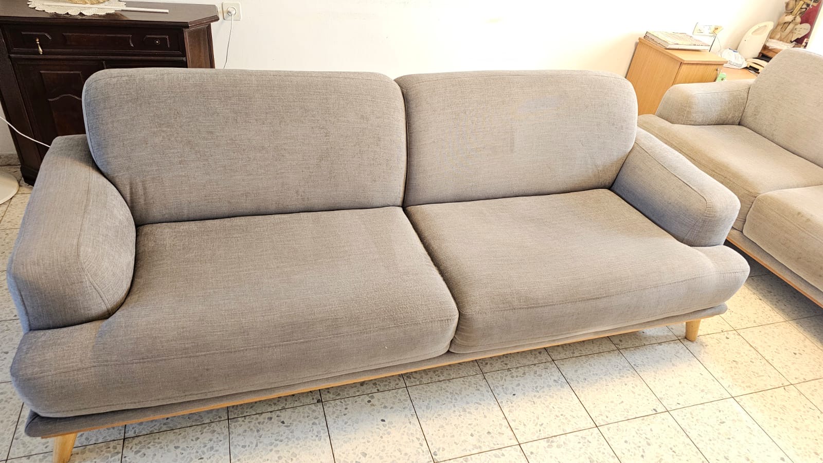 לפני ניקוי ספה חומה