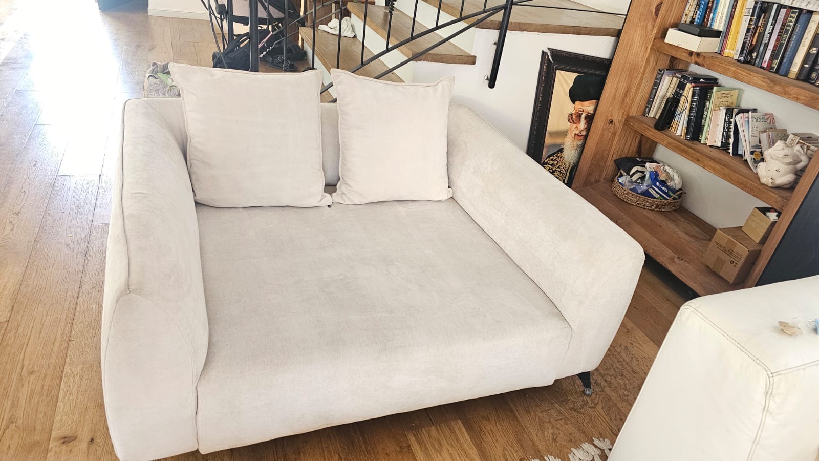 לפני ניקוי ספה לבנה