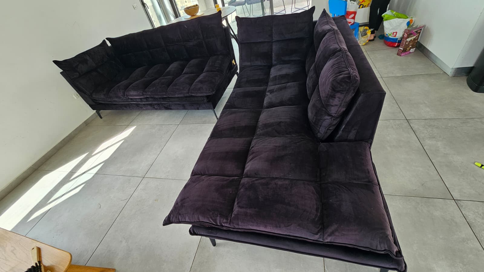 לפני ניקוי ספה שחורה