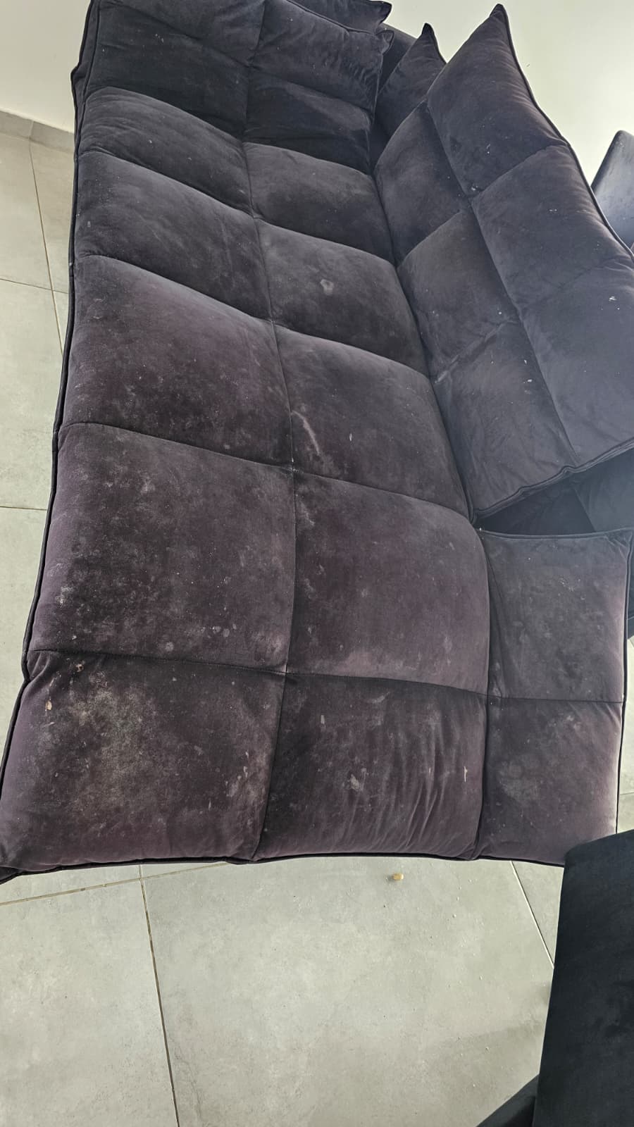 אחרי ניקוי ספה שחורה