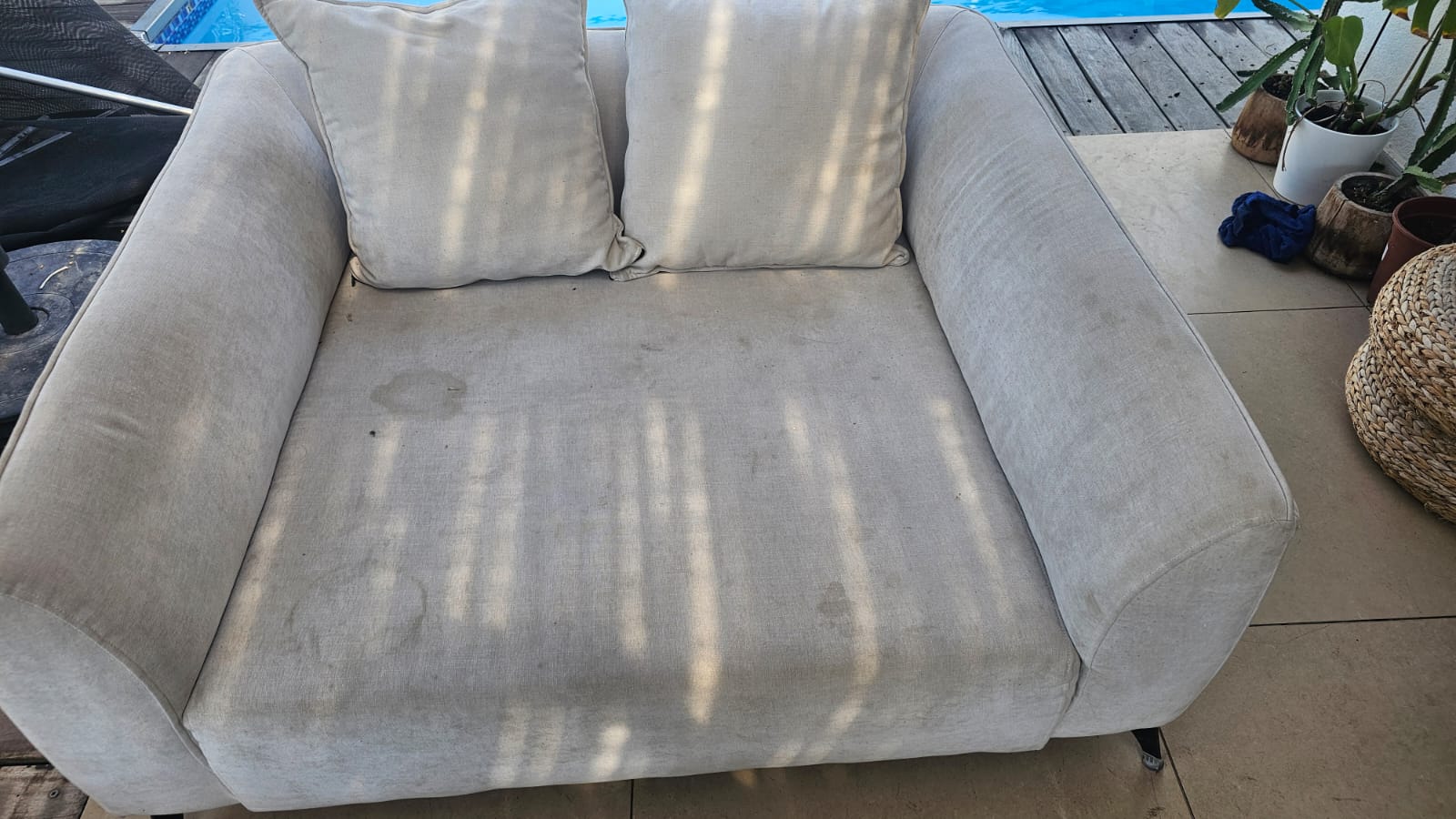 אחרי ניקוי ספה לבנה