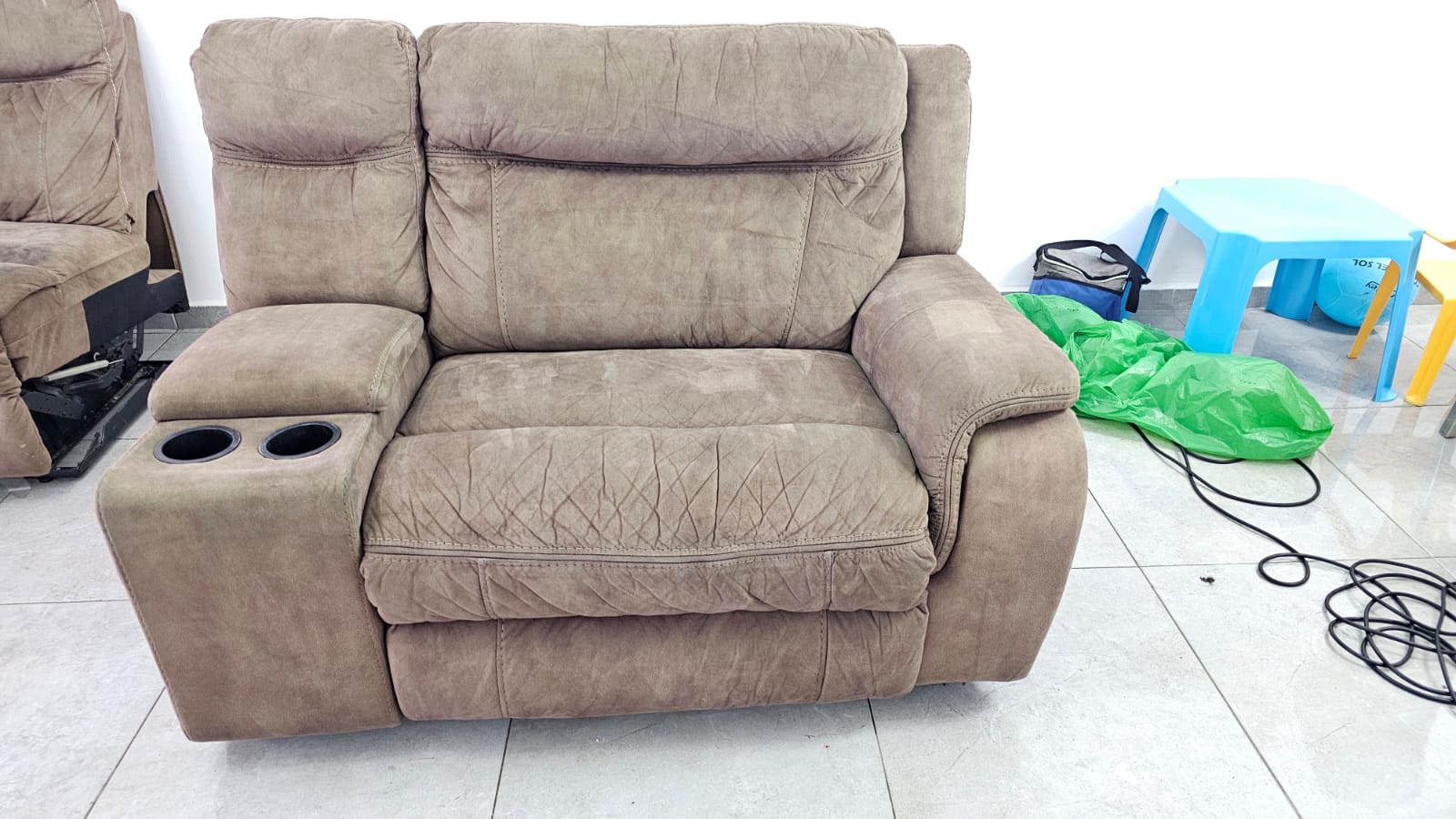 לפני ניקוי ספה נוספת