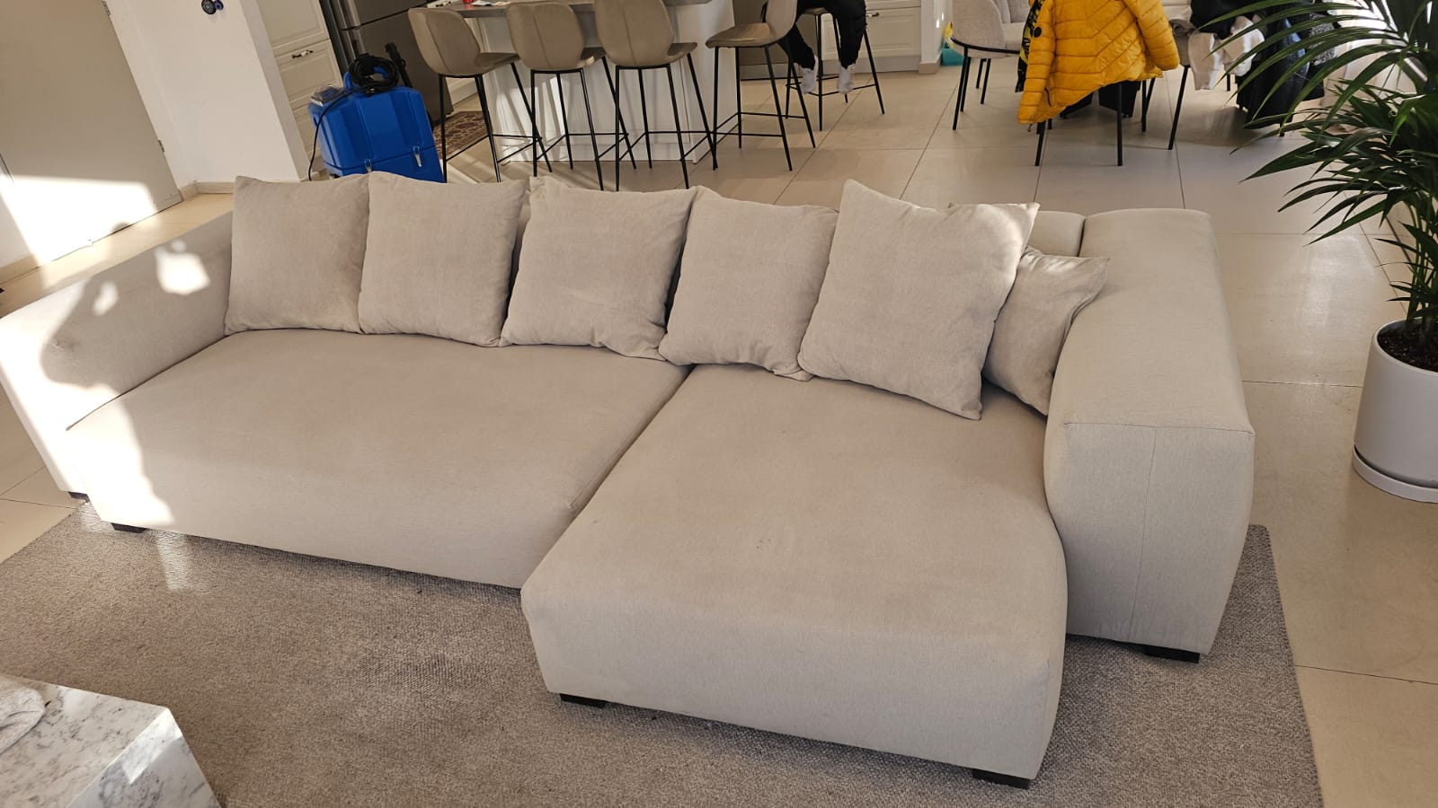 לפני ניקוי ספה בצבע שמנת