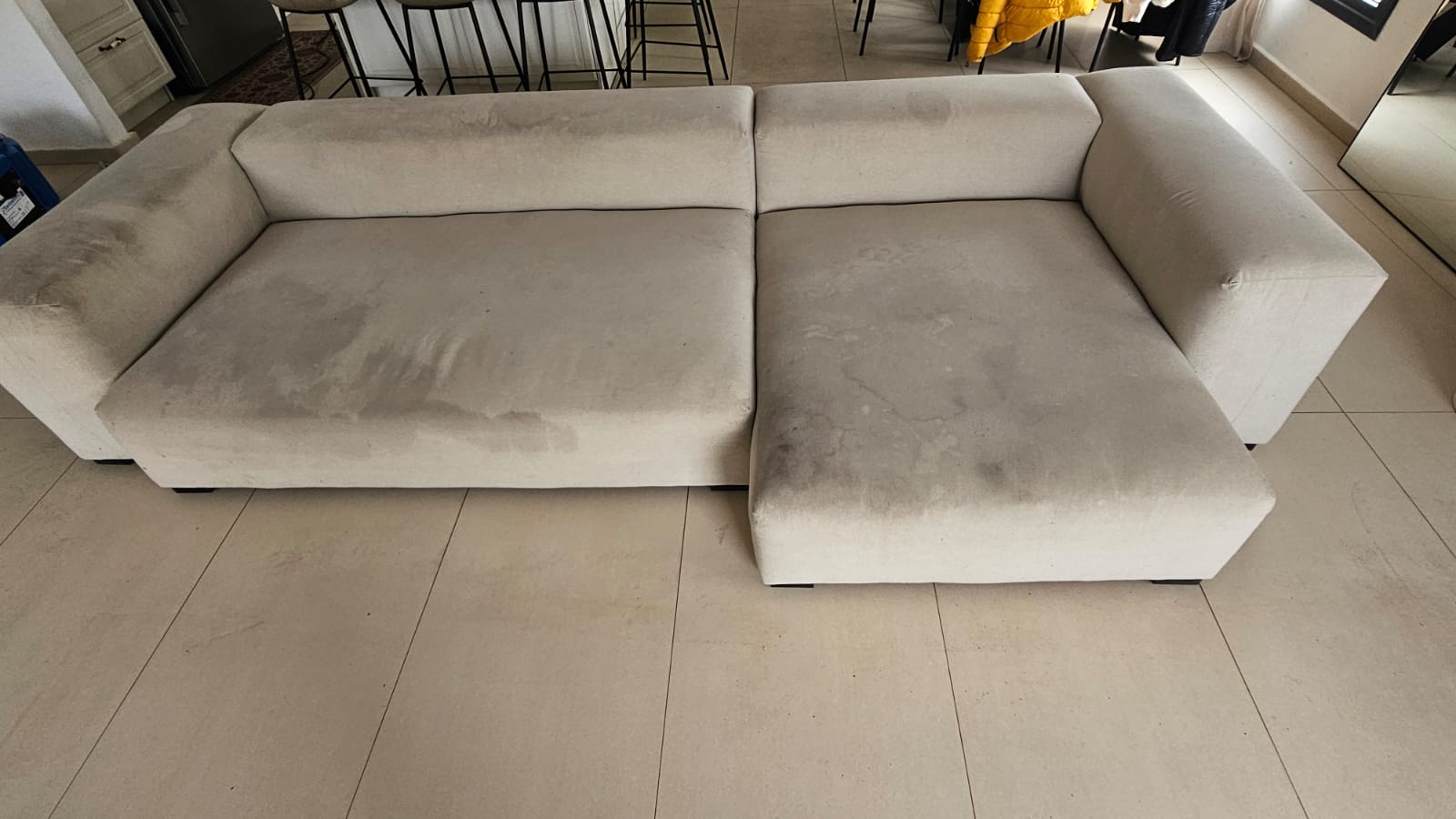 אחרי ניקוי ספה בצבע שמנת